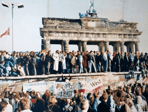 Allemands de l'Ouest et de l'Est à la porte de Brandebourg en 1989. Allemands de l'Ouest et de l'Est à la porte de Brandebourg en 1989.
