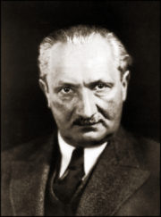 Martin Heidegger, philosophe allemand, né le 26 septembre 1889 à Messkirch et mort le 26 mai 1976 à Fribourg-en-Brisgau. Heidegger marqua la philosophie française. Son infuence s'est exercée à travers des philosophes tel que Jean Beaufret, Jean-Paul Sartre, Jacques Derrida, Emmanuel Levinas, Maurice Merleau-Ponty. Martin Heidegger.