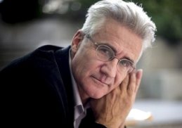 André Comte-Sponville, né le 12 mars 1952 à Paris, est un philosophe français. André Comte-Sponville tente de rapprocher les réponses des philosophes traditionnels des questions d'aujourd'hui. « Comment vivre ? », « Comment être heureux ? », « La vie a-t-elle un sens ? », « Comment trouver la sagesse sans se soumettre aux religions ? », « Comment être libre ? », « La vertu est-elle encore possible ? », « Jusqu’où va la tolérance ? » André Comte-Sponville