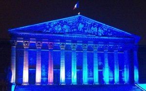 L’Assemblée nationale se tient dand le palais Bourbon situé dans le 7e arrondissement de Paris, rive gauche de la Seine. Ce bâtiment accueille depuis 1799 toutes les chambres basses du Parlement français. Assemblée nationale, Palais bourbon.